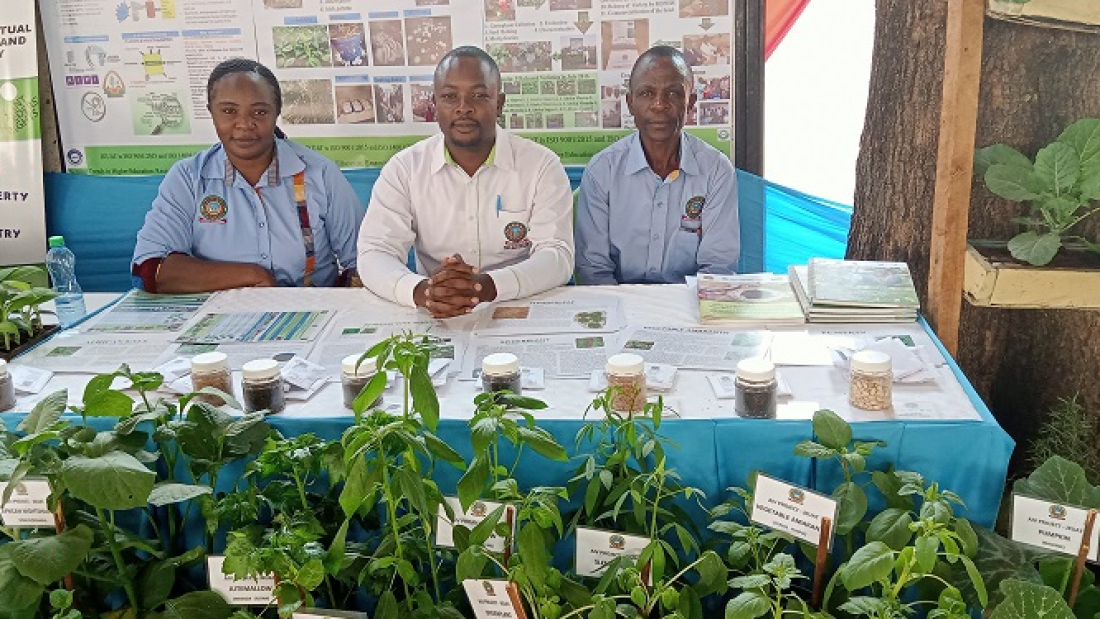 Alfred Wanzala (centre) from JKUAT’s directorate of research, production and 
extension with his colleagues at the Nairobi International Trade Fair.